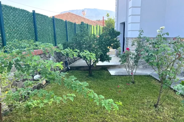 Shtepi me qera Vila Luksoze ne Tirane, 4+1, Mobilimi E mobiluar, Pagesa 1,200  Euro.