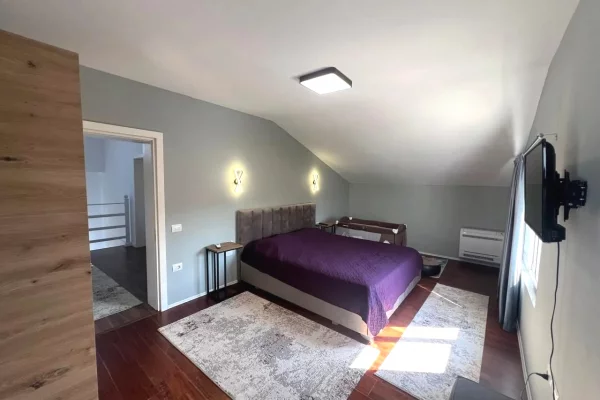 Shtepi me qera Vila Luksoze ne Tirane, 4+1, Mobilimi E mobiluar, Pagesa 1,200  Euro.