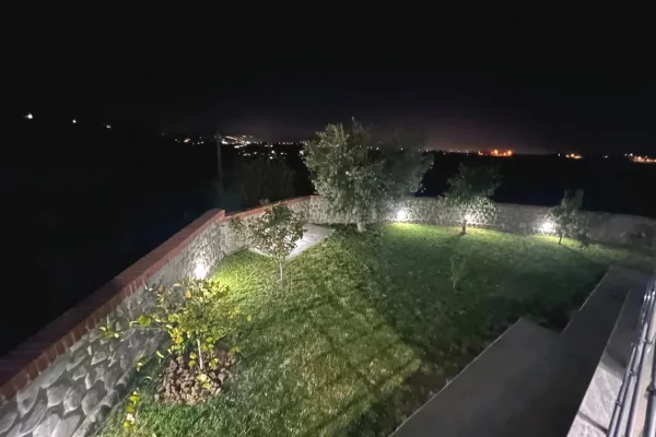 Shtepi me qera Vila Luksoze ne Tirane, 4+1, Mobilimi E mobiluar, Pagesa 1,200  Euro.