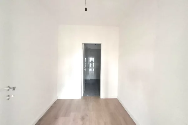 Shtepi ne shitje Apartament ne Tirane, 3+1, Mobilimi Bosh, pa mobiluar, Pagesa 350,000  Euro.