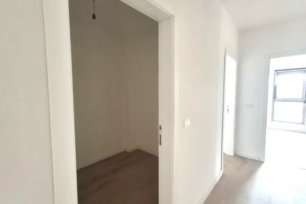 Shtepi ne shitje Apartament ne Tirane, 3+1, Mobilimi Bosh, pa mobiluar, Pagesa 350,000  Euro.
