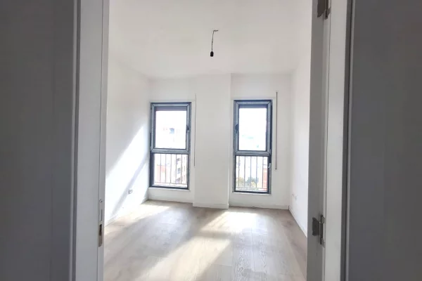 Shtepi ne shitje Apartament ne Tirane, 3+1, Mobilimi Bosh, pa mobiluar, Pagesa 350,000  Euro.