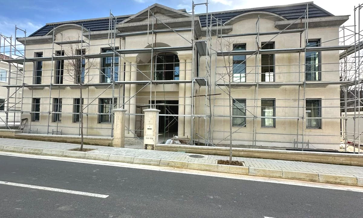 Shtepi ne shitje Vila Luksoze ne Tirane, 5+1, Mobilimi Bosh, pa mobiluar, Pagesa 2,850,000  Euro.