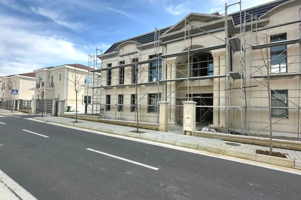 Shtepi ne shitje Vila Luksoze ne Tirane, 5+1, Mobilimi Bosh, pa mobiluar, Pagesa 2,850,000  Euro.