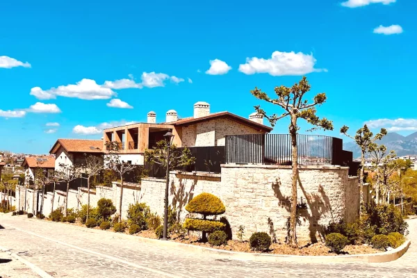 Shtepi ne shitje Apartament ne Tirane, 2+1, Mobilimi Bosh, pa mobiluar, Pagesa 231,000  Euro.