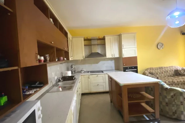 Shtepi me qera Vila Luksoze ne Tirane, 5+1, Mobilimi E mobiluar, Pagesa 200,000  Leke.