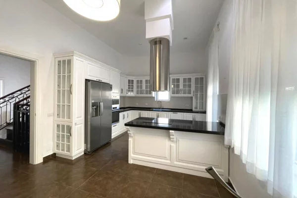 Villa di lusso in affitto a Tirana 4+1, Arredato