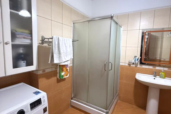 Shtepi ne shitje Apartament ne Tirane, 2+1, Mobilimi E mobiluar, Pagesa 150,000  Euro.