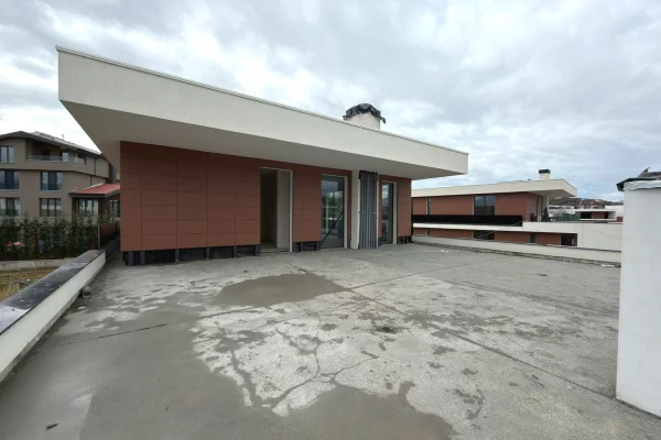 Shtepi ne shitje Penthose(kati i fundit panoramik) ne Tirane, 3+1, Mobilimi Bosh, pa mobiluar, Pagesa 1,100,000  Euro.