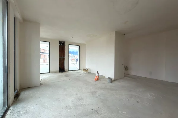 Shtepi ne shitje Penthose(kati i fundit panoramik) ne Tirane, 3+1, Mobilimi Bosh, pa mobiluar, Pagesa 1,100,000  Euro.