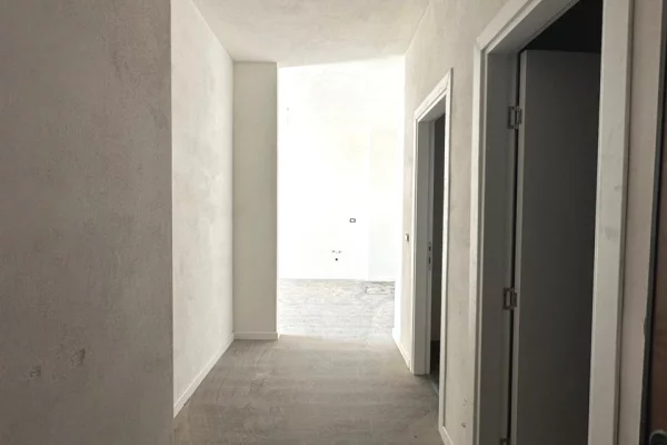 Shtepi ne shitje Apartament ne Tirane, 2+1, Mobilimi Bosh, pa mobiluar, Pagesa 185,000  Euro.