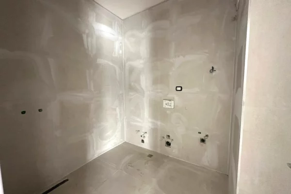 Shtepi ne shitje Apartament ne Tirane, 2+1, Mobilimi Bosh, pa mobiluar, Pagesa 185,000  Euro.