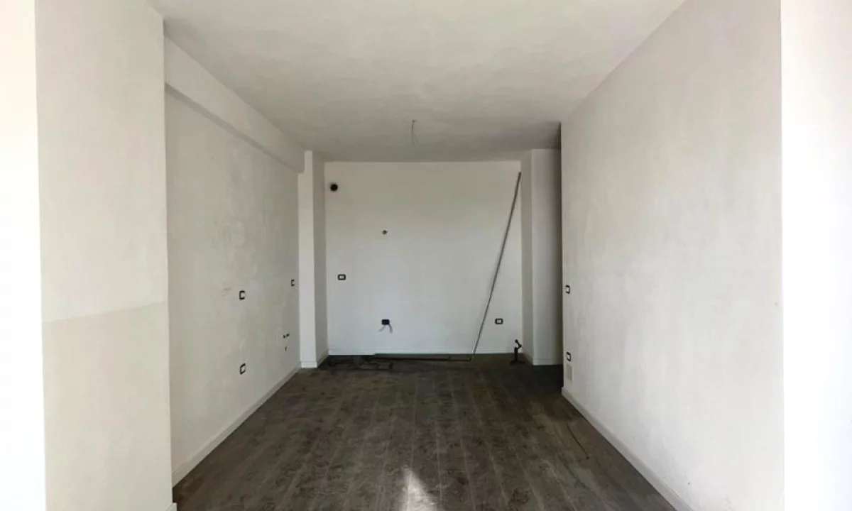 Shtepi ne shitje Apartament ne Tirane, 2+1, Mobilimi Bosh, pa mobiluar, Pagesa 185,000  Euro.