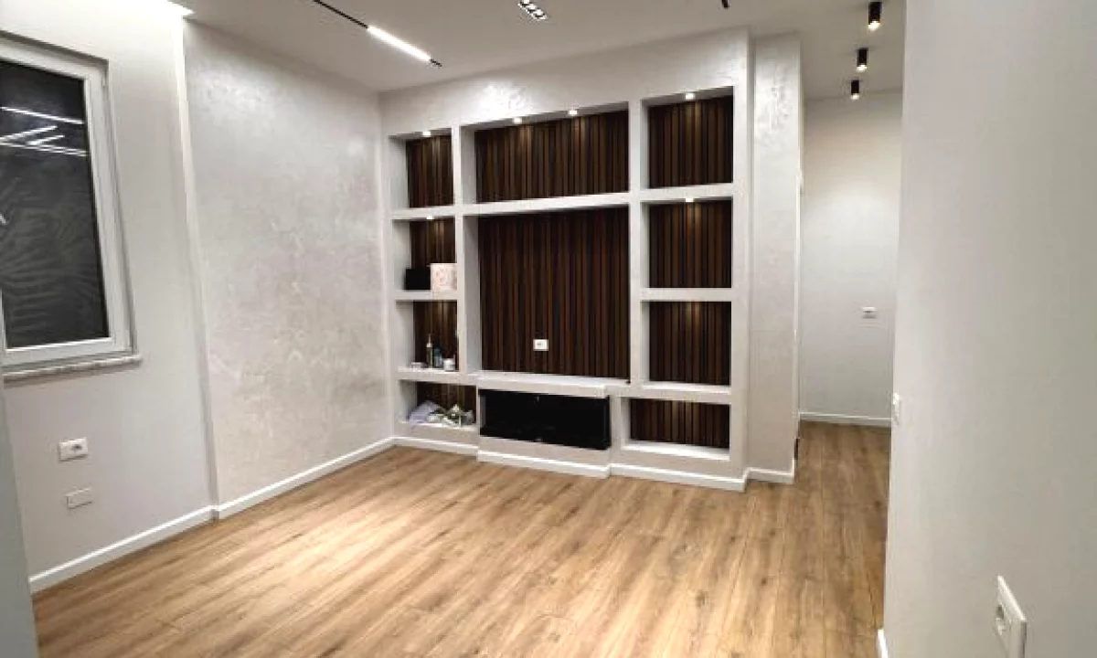 Shtepi ne shitje Apartament ne Tirane, 1+1, Mobilimi Bosh, pa mobiluar, Pagesa 100,000  Euro.