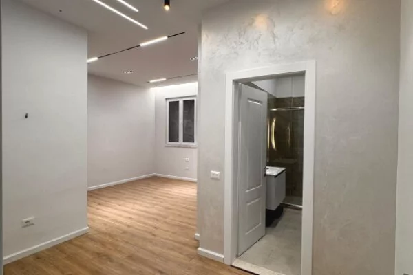 Shtepi ne shitje Apartament ne Tirane, 1+1, Mobilimi Bosh, pa mobiluar, Pagesa 100,000  Euro.