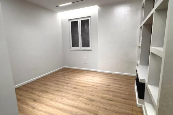 Shtepi ne shitje Apartament ne Tirane, 1+1, Mobilimi Bosh, pa mobiluar, Pagesa 100,000  Euro.