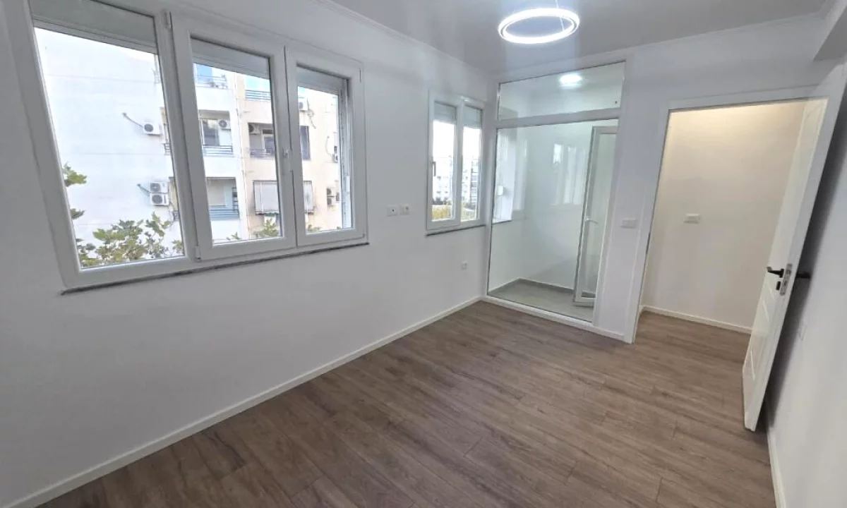 Shtepi ne shitje Apartament ne Tirane, 1+1, Mobilimi Bosh, pa mobiluar, Pagesa 115,000  Euro.