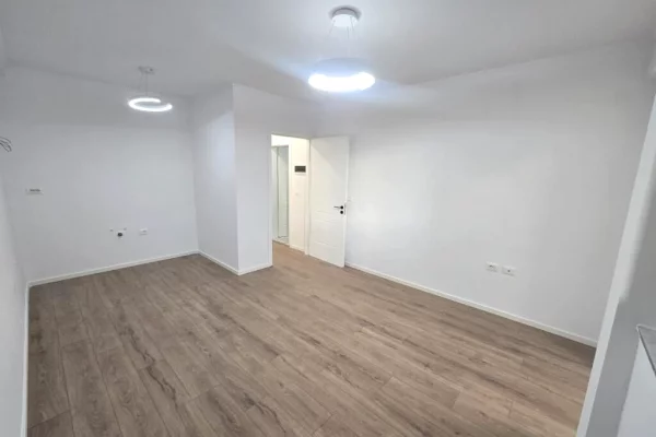 Shtepi ne shitje Apartament ne Tirane, 1+1, Mobilimi Bosh, pa mobiluar, Pagesa 115,000  Euro.
