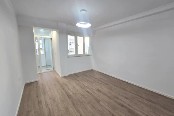 Shtepi ne shitje Apartament ne Tirane, 1+1, Mobilimi Bosh, pa mobiluar, Pagesa 115,000  Euro.