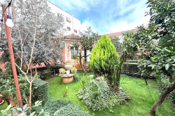 Shtepi me qera Shtepi Private ne Tirane, 2+1, Mobilimi E mobiluar, Pagesa 2,000  Euro.