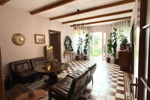 Shtepi me qera Shtepi Private ne Tirane, 2+1, Mobilimi E mobiluar, Pagesa 2,000  Euro.