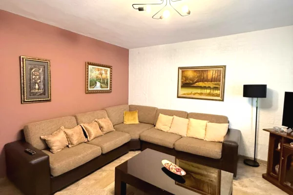 Shtepi me qera Shtepi Private ne Tirane, 2+1, Mobilimi E mobiluar, Pagesa 2,000  Euro.