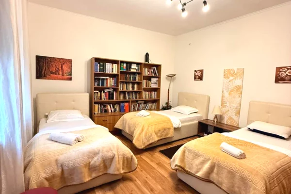 Shtepi me qera Shtepi Private ne Tirane, 2+1, Mobilimi E mobiluar, Pagesa 2,000  Euro.