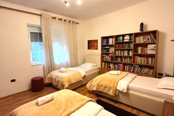 Shtepi me qera Shtepi Private ne Tirane, 2+1, Mobilimi E mobiluar, Pagesa 2,000  Euro.