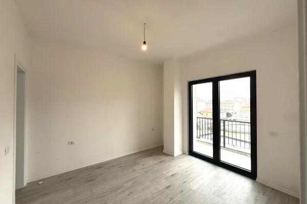 Ambient biznesi me qera 3+1 ne Tirane - 1,000 Euro