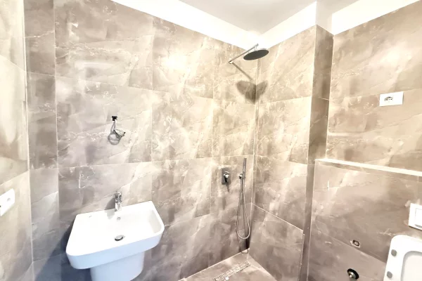 ☄️Jepet apartament me qira per Zyre te Rruga e Barrikadave, Tirane📍