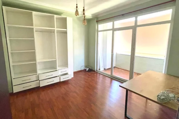 Shtepi me qera Apartament ne Tirane, 2+1, Mobilimi E mobiluar, Pagesa 80,000  Leke.