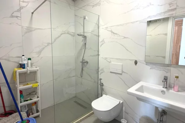 Shtepi ne shitje Apartament ne Tirane, 2+1, Mobilimi E mobiluar, Pagesa 289,200  Euro.