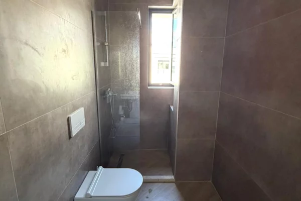 Shtepi ne shitje Apartament ne Tirane, 2+1, Mobilimi E mobiluar, Pagesa 289,200  Euro.