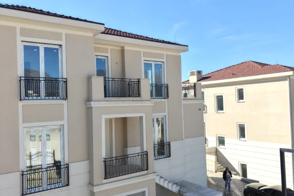 Shtepi ne shitje Vila Luksoze ne Tirane, 4+1, Mobilimi Bosh, pa mobiluar, Pagesa 1,400,000  Euro.