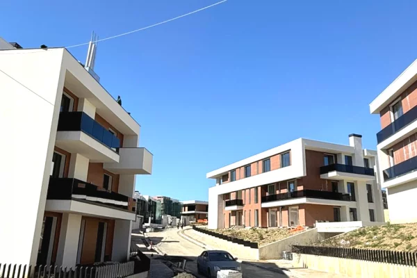 Shtepi ne shitje Apartament ne Tirane, 2+1, Mobilimi Bosh, pa mobiluar, Pagesa 288,000  Euro.