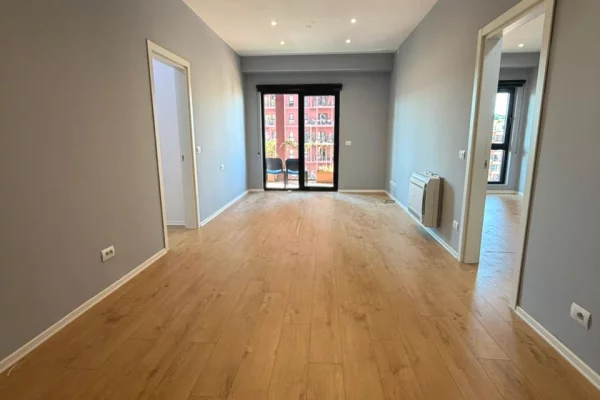 Ambient biznesi me qera 3+1 ne Tirane - 1,000 Euro