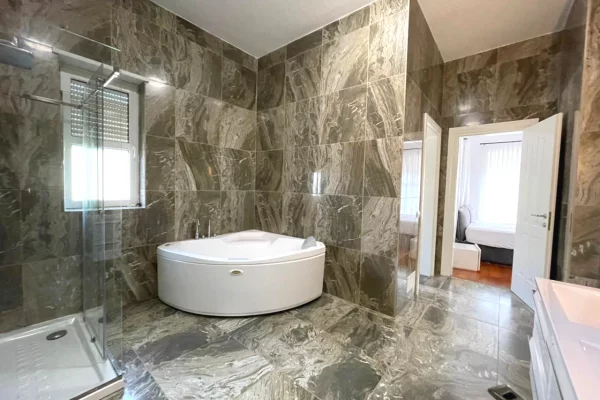 Shtepi me qera Vila Luksoze ne Tirane, 4+1, Mobilimi E mobiluar, Pagesa 4,500  Euro.