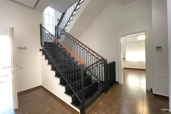 Shtepi me qera Vila Luksoze ne Tirane, 4+1, Mobilimi E mobiluar, Pagesa 4,500  Euro.