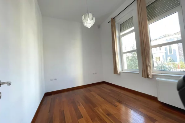 Shtepi me qera Vila Luksoze ne Tirane, 4+1, Mobilimi E mobiluar, Pagesa 4,500  Euro.