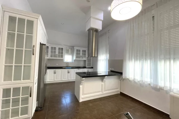 Shtepi me qera Vila Luksoze ne Tirane, 4+1, Mobilimi E mobiluar, Pagesa 4,500  Euro.