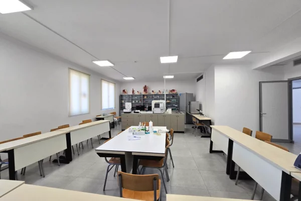 Ambient biznesi me qera 3+1 ne Tirane - 13,400 Euro