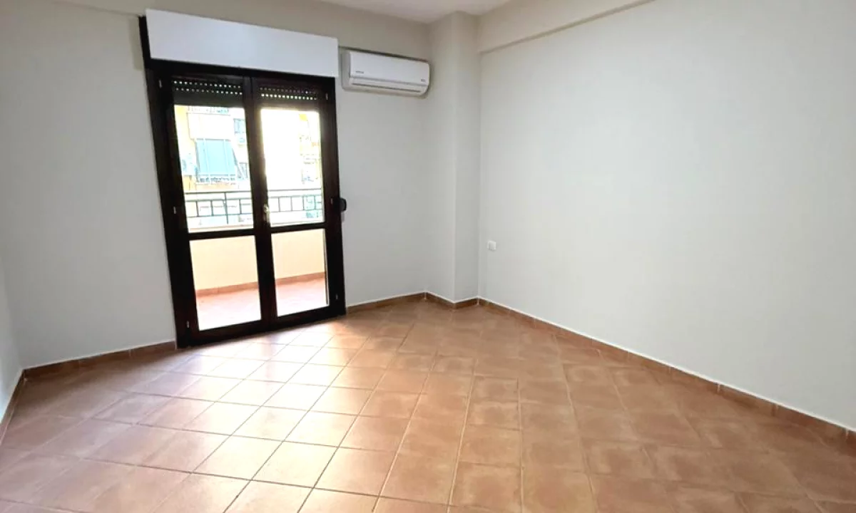 🏢Ambient 3+1 me Qira per Zyra–Afer Rrethit te Komunes!