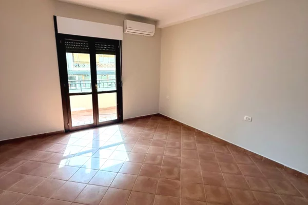 🏢Ambient 3+1 me Qira per Zyra–Afer Rrethit te Komunes!