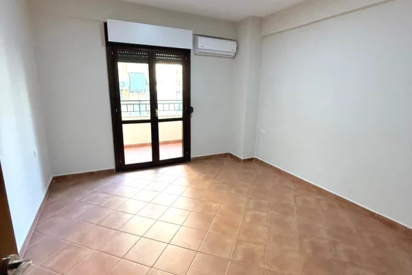 Ambient biznesi me qera 3+1 ne Tirane - 80,000 Leke