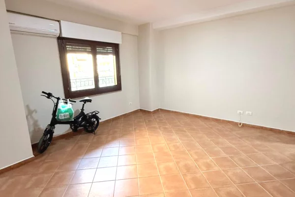 🏢Ambient 3+1 me Qira per Zyra–Afer Rrethit te Komunes!