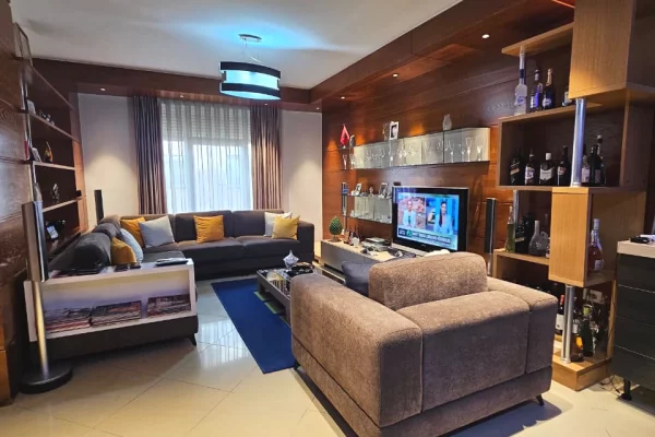 Shtepi ne shitje Apartament ne Tirane, 3+1, Mobilimi E mobiluar, Pagesa 470,000  Euro.