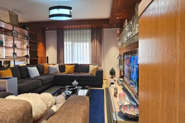 Shtepi ne shitje Apartament ne Tirane, 3+1, Mobilimi E mobiluar, Pagesa 470,000  Euro.