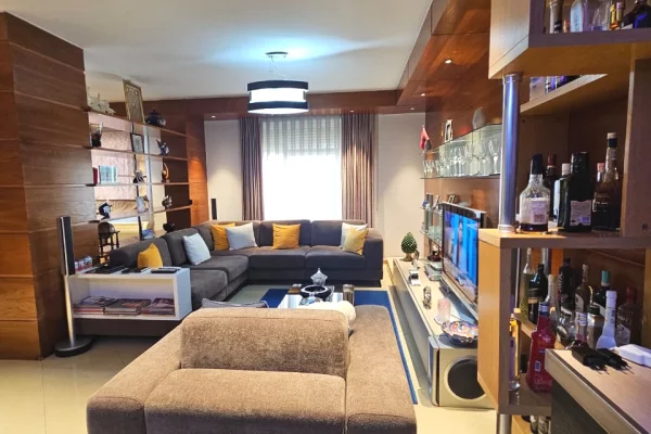 Shtepi ne shitje Apartament ne Tirane, 3+1, Mobilimi E mobiluar, Pagesa 470,000  Euro.