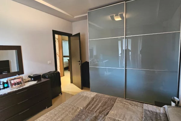 Shtepi ne shitje Apartament ne Tirane, 3+1, Mobilimi E mobiluar, Pagesa 470,000  Euro.