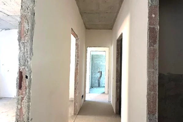 Shtepi ne shitje Apartament ne Tirane, 2+1, Mobilimi Bosh, pa mobiluar, Pagesa 329,998  Euro.